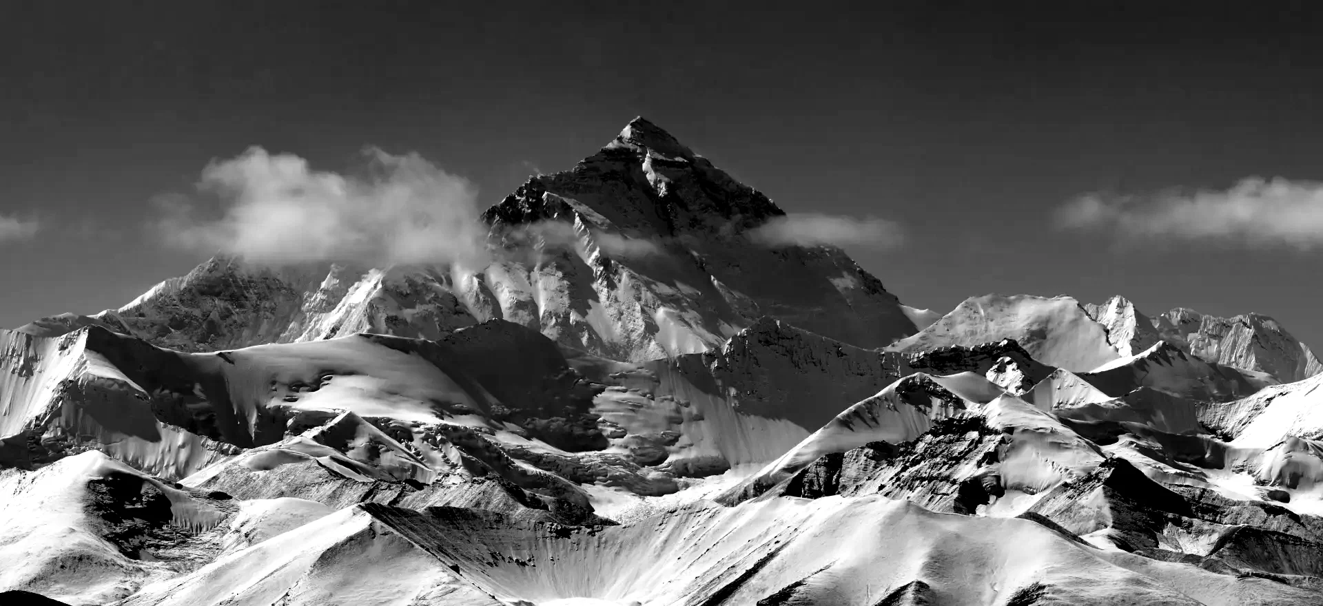 Cresta nevada del Himalaya con la silueta de un montañero