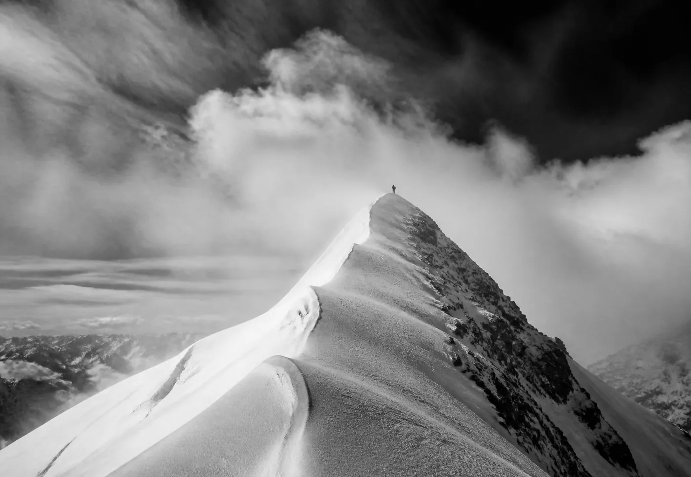 Cresta nevada del Himalaya con la silueta de un montañero